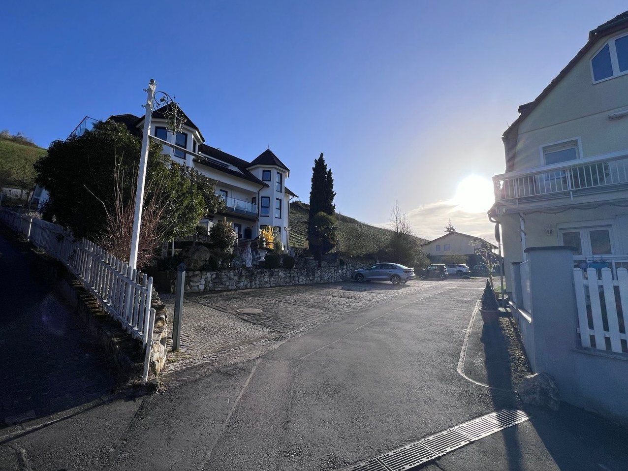 Waldparkplatz bei Eltville im Morgenlicht